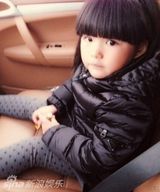 组图：王诗龄卖萌照撞脸童年王菲