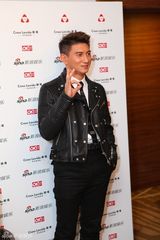 组图：新浪娱乐明星街拍盛典对话吴奇隆