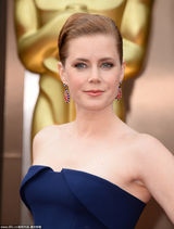 组图：女主提名艾米-亚当斯蓝裹胸礼服典雅