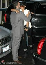 高清组图：蕾哈娜雷人墨镜登场 和异性友人亲密拥抱