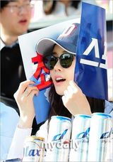 组图：韩星李多海为棒球比赛开球展明朗笑容