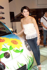 高清：杨采妮内地拍戏水土不服 小露香肩明显消瘦