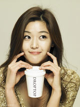 高清组图：韩星全智贤拍咖啡写真 性感可爱双色魅力