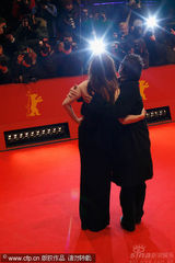 幻灯图：《孩子们没事》首映 朱丽安-摩尔黑裙性感