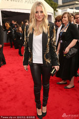 组图：《生活大爆炸》女主角Kaley干练装扮亮相