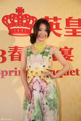 组图：白冰碎花长裙晚宴抢眼 任达华帅气现身