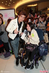 高清图：周杰伦香港签唱火爆 被与蔡依林比胸