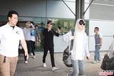 组图：EXO组合潮装抵港开唱 300名歌迷接机