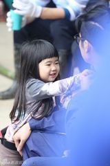 组图：萌娃独自出任务集市砍价 爸爸变装成妖怪