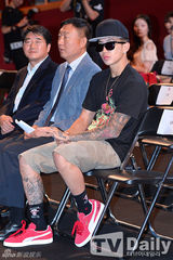 组图：B-Boy庆典在韩召开 朴宰范出席秀纹身