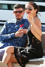 组图：赛琳娜与两猛男出海 镂空露背装遭偷瞄