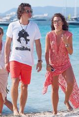 组图：精灵王子揍完比伯心情好 1男泡2女享艳福