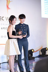 组图：李宇春荣获APEC最杰出女性奖