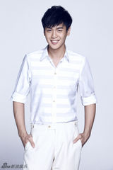 组图：张若昀时尚大片曝光 演绎纯白系质感美男