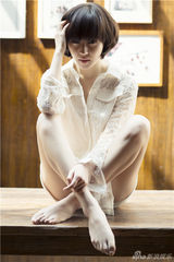 组图：焦俊艳娇俏出境 露修长美腿诱惑十足