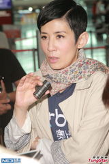 组图：吴君如探望眼疾病童 携女探班怕生突发事