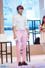 独家：郑容和会粉丝 白衣粉裤弹吉他校草气质