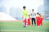 组图：米卢加盟《中国足球梦》 杜淳变奶爸