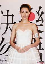 组图：梁洛施低胸白裙纯美 挂念宝宝着急归家