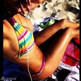 组图：智利新乳神助威世界杯 掀衣性感露胸