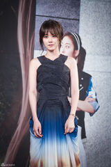 独家：张娜拉亮相秀美背 挽手张赫情意浓