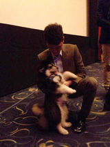 组图：《后会无期》首映 冯绍峰抱萌狗“儿子”