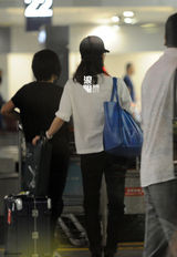 组图：刘诗诗深夜与袁文康回京 低调朴素显自在