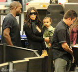 组图：金-卡戴珊深V秀半球 抱爱女甜蜜亲亲