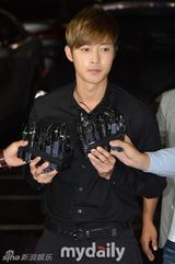 组图：金贤重接受警方调查 面容憔悴眼袋垂