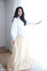 组图：人妻莫文蔚露背拍MV 被男模身后拦腰抱抱