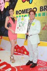 组图：傅颖出席世界杯活动 笑看整容指控