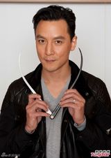 组图：帅呆！吴彦祖蜡像入馆 造型帅气长腿醒目