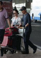 组图：周迅与老公高圣远回京 黑超素颜有说有笑