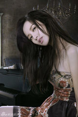 组图：张萌唯美写真 露性感香肩妩媚动人