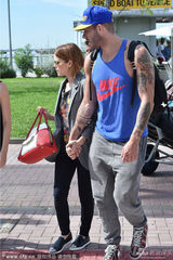 组图：《纸牌屋》女星宣布分手后牵猛男基友