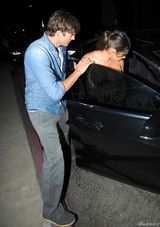 组图：阿什顿-库切贴心伺候未婚妻 米拉挺大肚上围激增