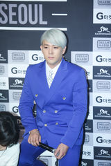 独家：SJ变彩虹团 希澈特立独行偏爱剪刀手