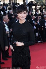 组图：李宇春黑衣裤亮相戛纳 中性风帅气