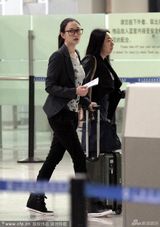 组图：李小冉现身机场 强颜欢笑助理挡镜头