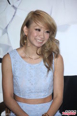 组图：幸田来未露小蛮腰催票 不停鞠躬问好