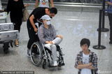 组图：宋丹丹坐轮椅现身机场 跷二郎腿神情悠哉