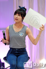 组图：Apink清凉牛仔装亮相 甜美活泼萌翻全场