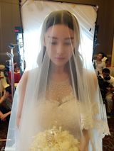 组图：张馨予拍戏穿婚纱 美艳新娘秀傲人上围