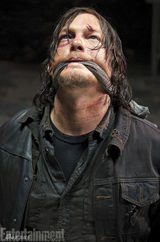 组图：《行尸走肉》曝新剧照 里克浴血弩哥被虐