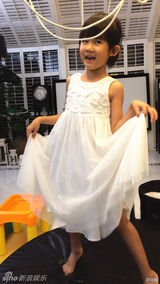 组图：贝儿扎头发穿裙子一秒变公主翩然起舞