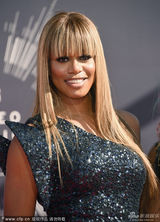 组图：变性人Laverne Cox穿包臀裙大秀丰胸美腿