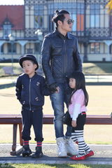 组图：姐姐粉衣开心荡秋千 新西兰湖畔秀光腿