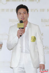 组图：陈茵媺出席活动 大赞老公陈豪完美