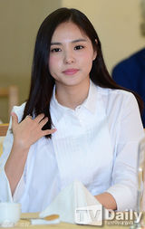 组图：韩星闵孝琳亮相 白衣长发清新范儿