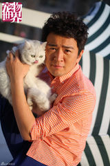 组图：郭家铭携萌猫拍写真 场面倍感温馨